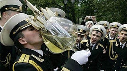 Фото морской офицер пьет бокал с кортиками