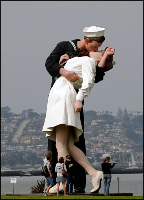 Фото Большая статуя Матроса целуещего девушку