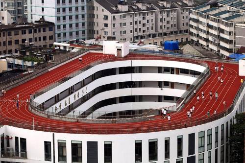 Спортплощадки на крышах китайских школ