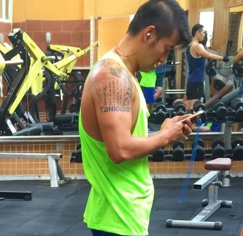 Китаец думает, что у него на плече крутая европейская татуировка