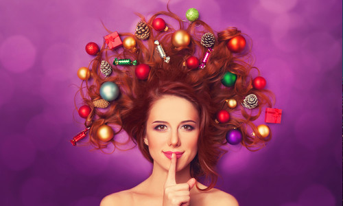Рыжая бестия, новогодние игрушки в волосах, обои 1 280px × 768px