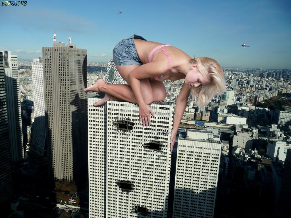 Гламурная блондинка с силиконовой грудью разделась на крыше многоэтажки