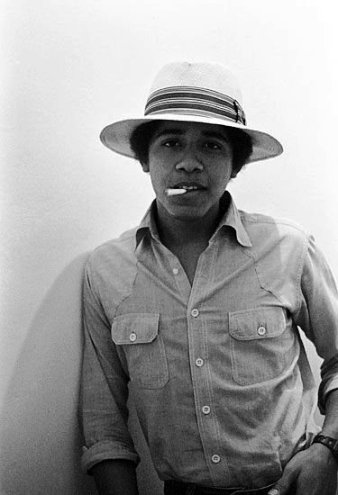 Обама в молодости с сигаретой