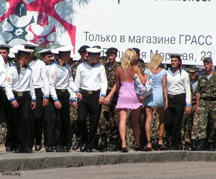 Фото Моряки оглядываются на девушек в коротких юбках